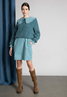 Short blue pullover with cable knit
