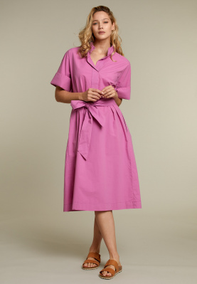 Roze kleedje met V-hals en strikceintuur