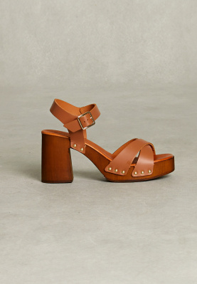 Beige leather sandals with straps