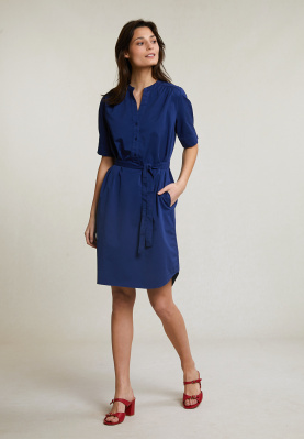 Blauwe V-hals jurk met riem elleboogmouwen