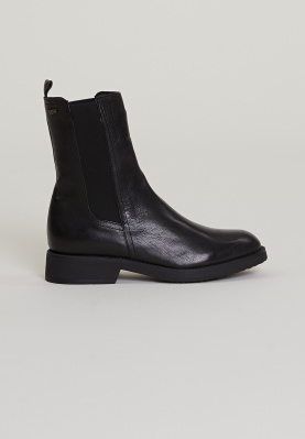 Black boots with elastic